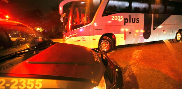 Ônibus da seleção chega à Granja Comary sob forte esquema de segurança