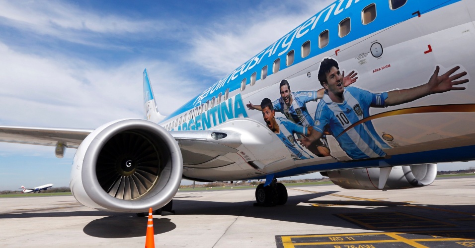 Avião da seleção argentina de futebol para a Copa do Mundo no Brasil, que contém na fuselagem as imagens de Agüero, Higuaín e Messi