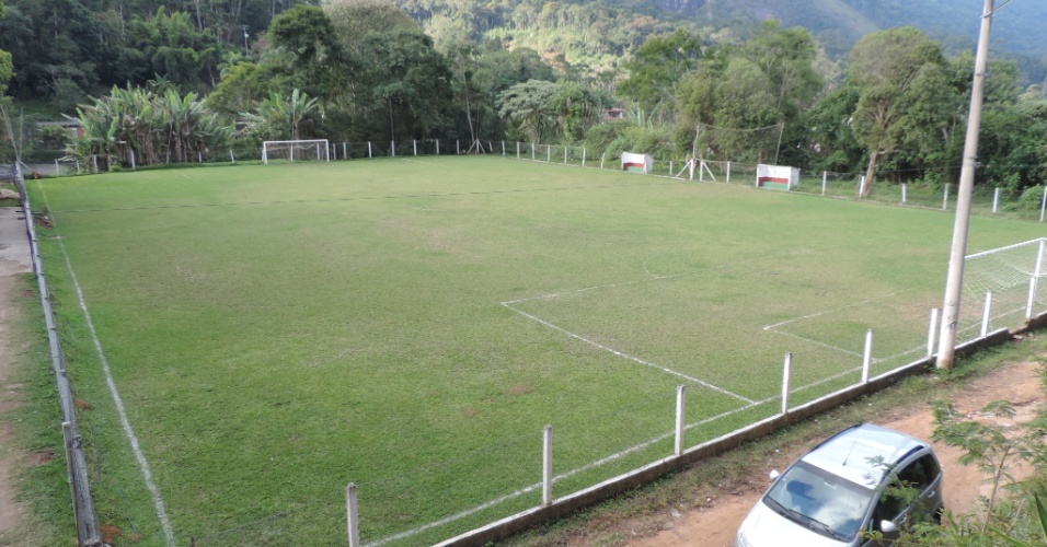 Campo do Posse Futebol Clube, em Teresópolis. Local recebia escolinha de futebol e depois serviu de depósito de corpos após a tragédia de 2011