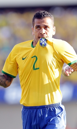 Daniel Alves comemora após marcar segundo gol do Brasil contra o Panamá