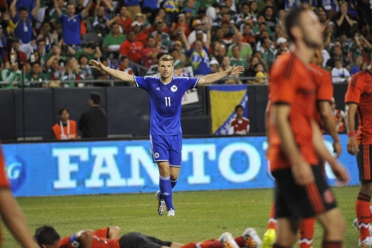Edin Dzeko comemora gol da Bósnia contra o México