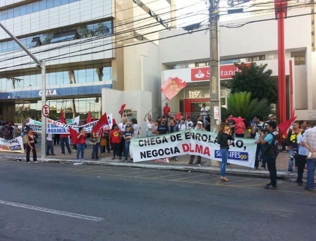 Manifestantes pedem por reforma agrária em frente ao hotel da seleção brasileira em Goiânia