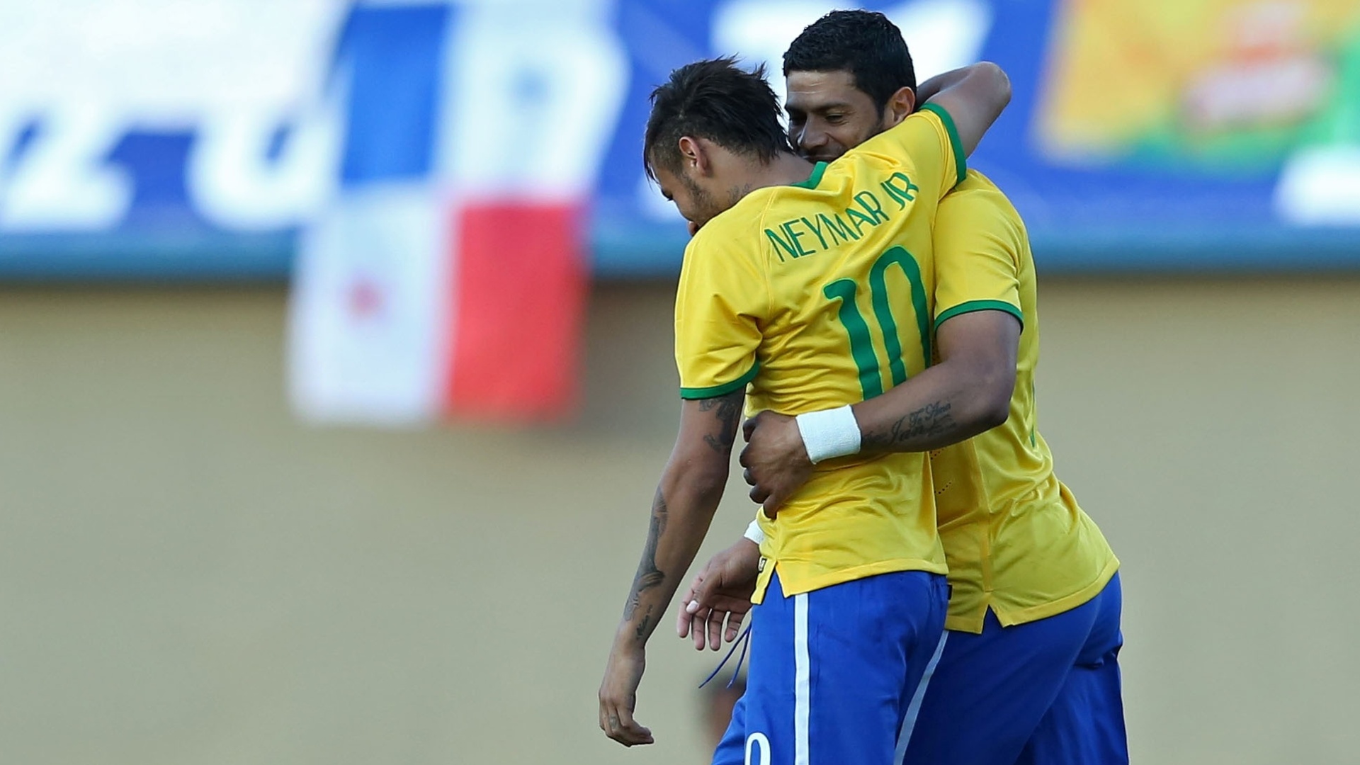 Neymar abraça Hulk após fazer belo passe para o terceiro gol da seleção (03/06/2014)