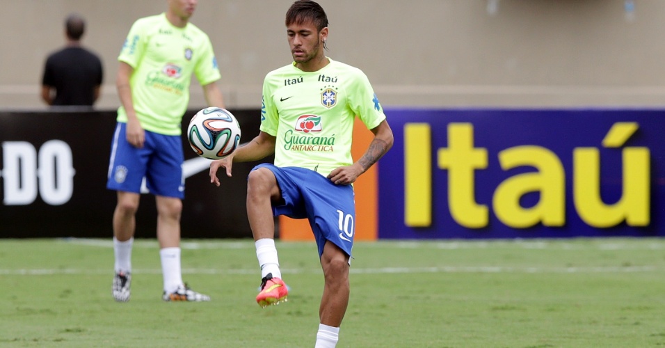 Neymar bate bola no aquecimento da seleção para o amistoso contra o Panamá - 03.06.14