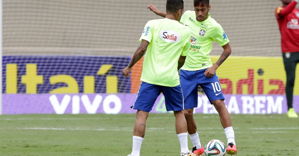 Neymar e Daniel Alves se aquecem antes do amistoso da seleção contra o Panamá - 03.06.14