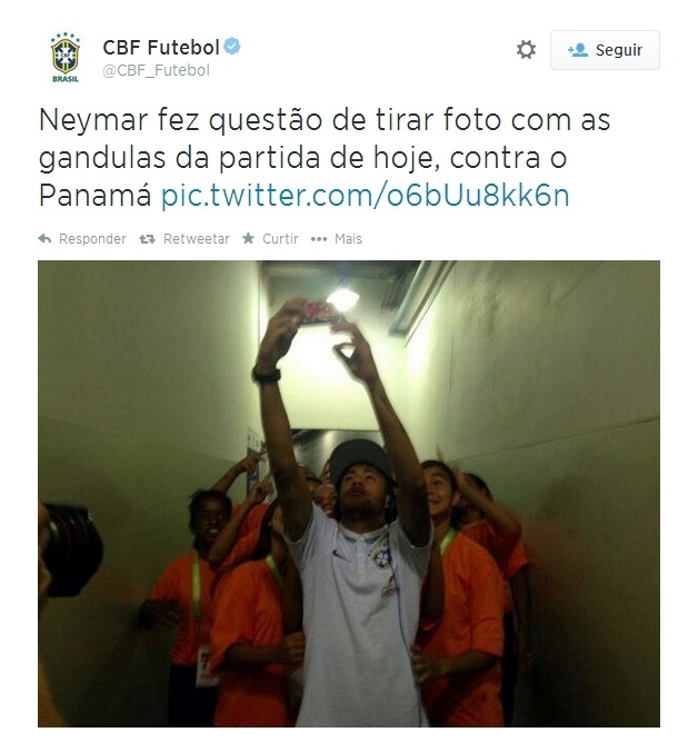 Neymar tira selfie na chegada da seleção ao estádio Serra Dourada