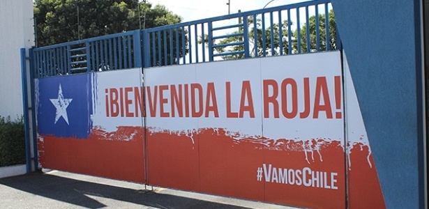 Portão de entrada da Toca da Raposa II, do Cruzeiro, dá boas-vindas à seleção chilena