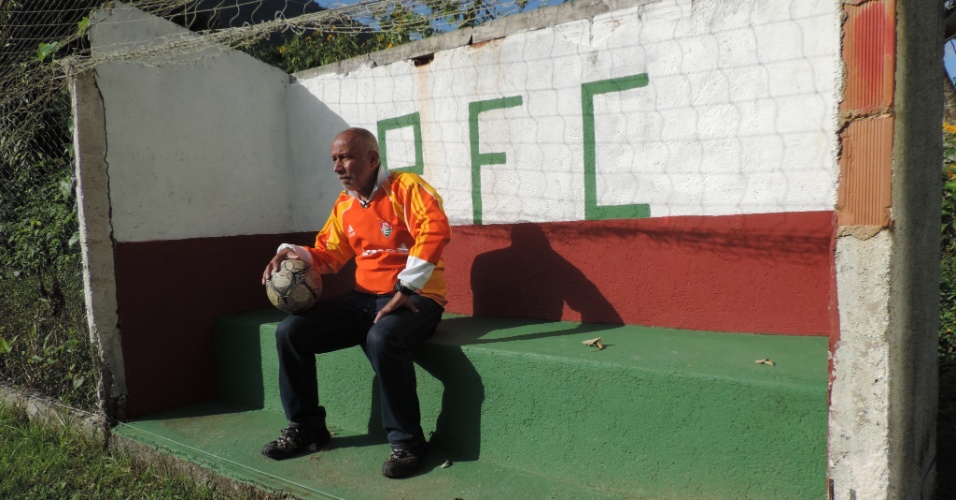 Sentado no banco de reservas do campo da Posse, Seu Clóvis relembra os tempos de escolinha de futebol