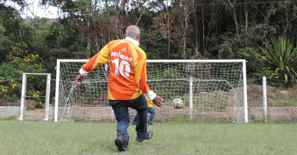 Seu Clóvis cobra pênalti no campo em que dava aulas de futebol para crianças antes das chuvas de 2011