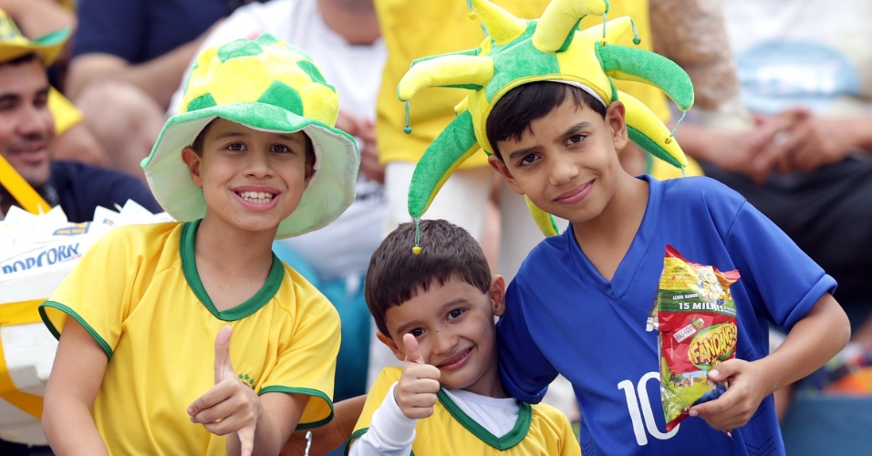 Torcedores mirins no Estádio Serra Dourada aguardam o início do amistoso entre Brasil e Panamá - 03.06.14