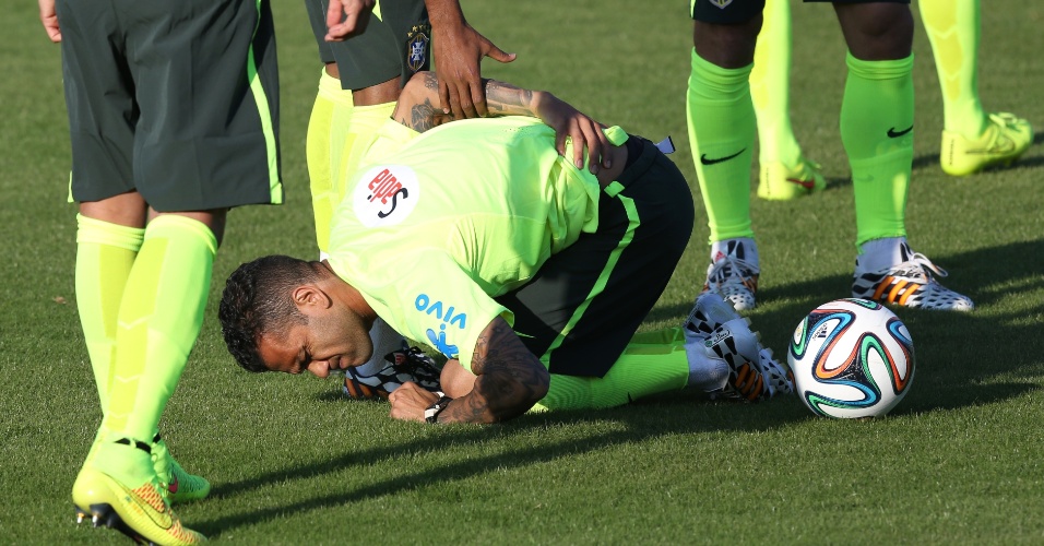 04.06.14 - Daniel Alves faz cara de dor durante a atividade da seleção na Granja Comary