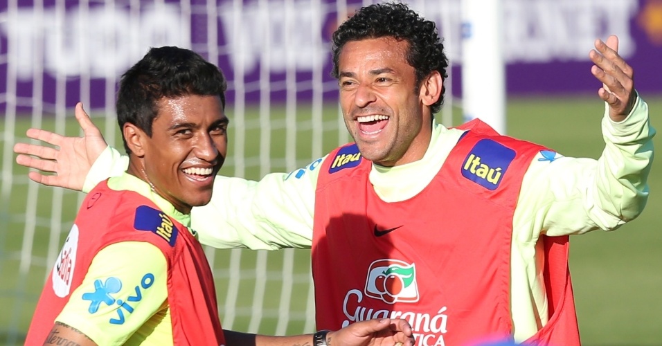 04.06.14 - Fred festeja com Paulinho durante o treinamento da seleção na Granja Comary