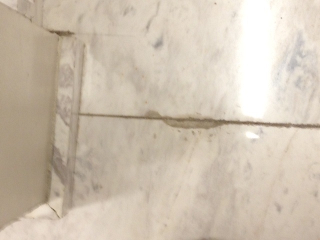 04.06.14 - Imagem mostra mármore do Itaquerão danificado por fornecedores da Fifa