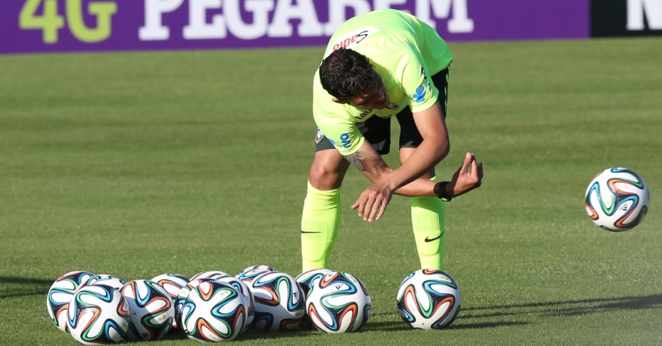 04.06.14 - Thiago Silva brinca com bola no início das atividades na Granja Comary