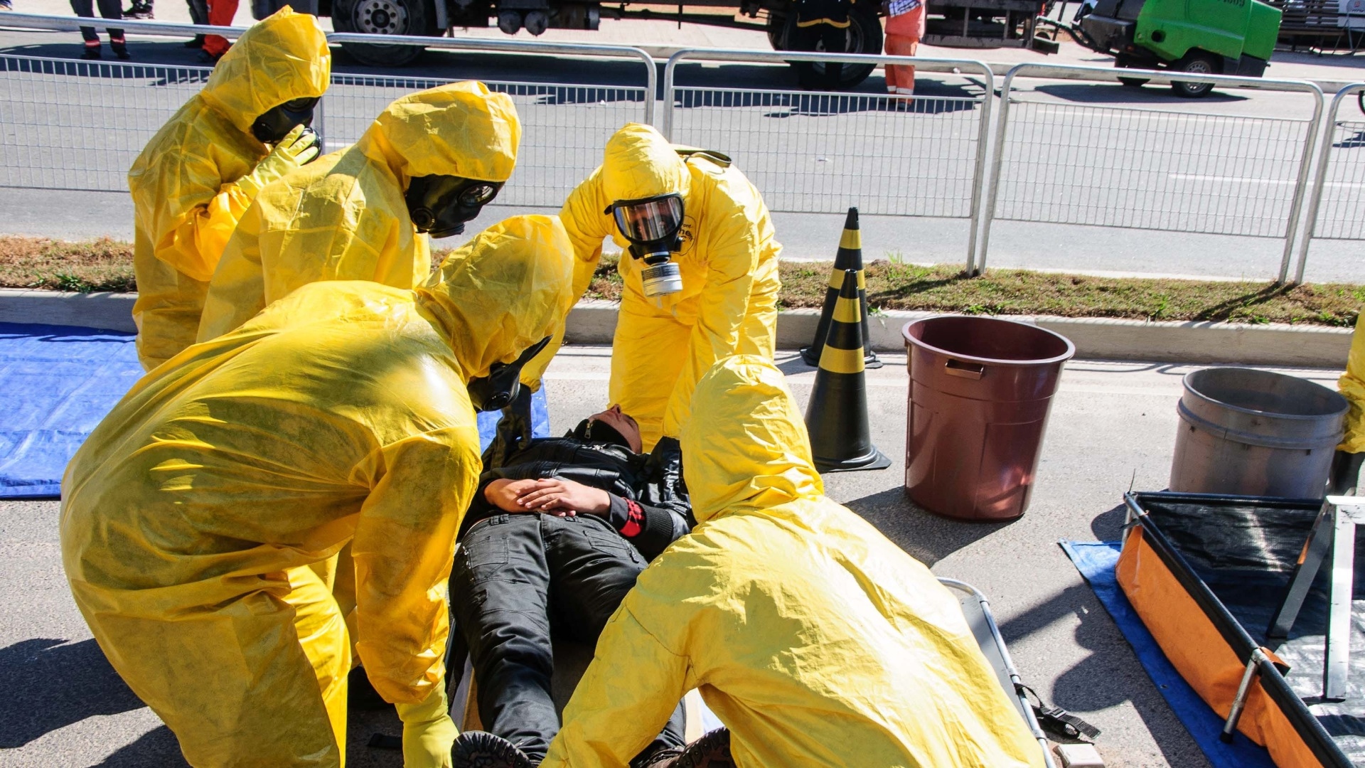 04.jun.2014 - A simulação teve como objetivo preparar os homens do exército para uma situação de ataque químico