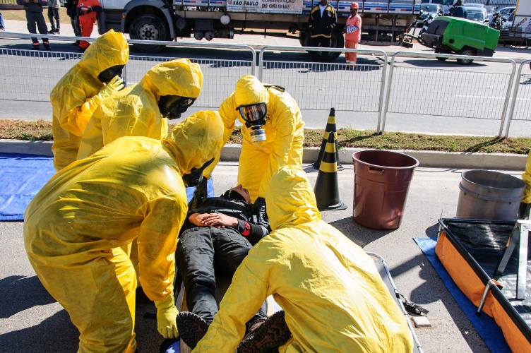 04.jun.2014 - A simulação teve como objetivo preparar os homens do exército para uma situação de ataque químico