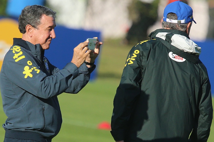 04.jun.2014 - Carlos Alberto Parreira filma treino da seleção brasileira na Granja Comary