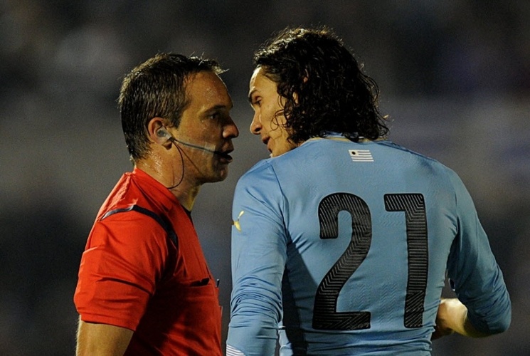 04.jun.2014 - Cavani encara o árbitro após falta do ataque do Uruguai