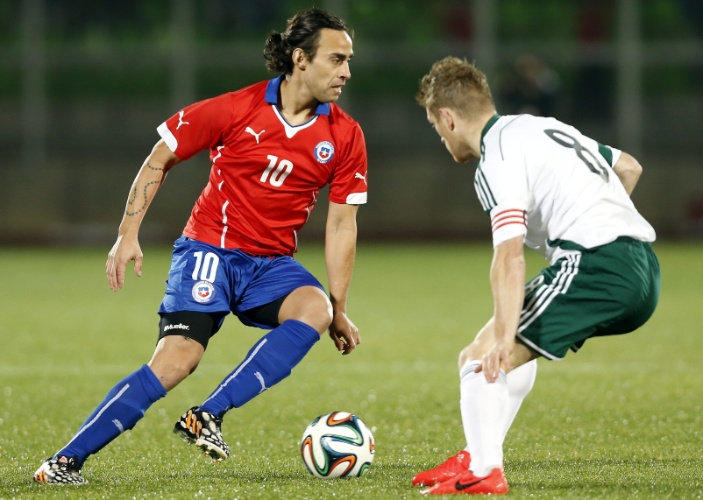 04.jun.2014 - Chileno Valdivia parte para cima da marcação norte-irlandesa em amistoso pré-Copa do Mundo