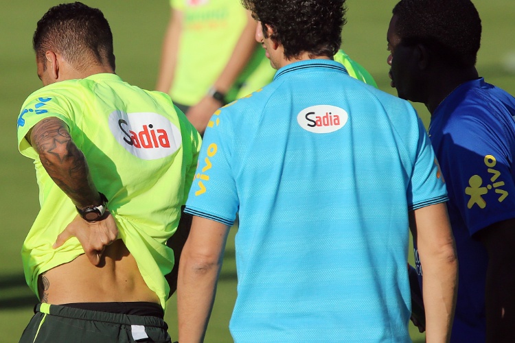 04.jun.2014 - Daniel Alves sente dores nas costas durante treino da seleção brasileira na Granja Comary 