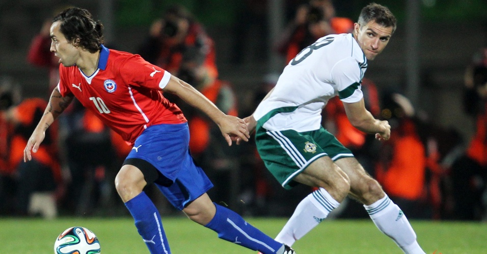 04.jun.2014 - "El Mago" Valdivia deixa marcador norte-irlandês para trás em amistoso do Chile