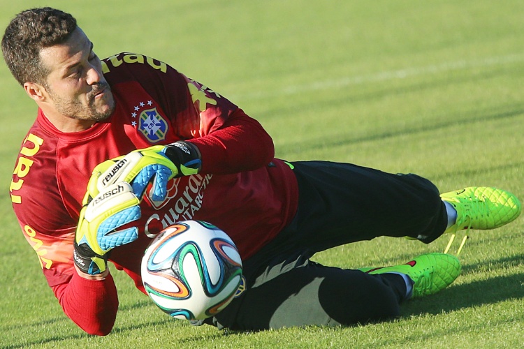 04.jun.2014 - Goleiro Júlio Cesar cai para fazer defesa durante treino da seleção brasileira na Granja Comary