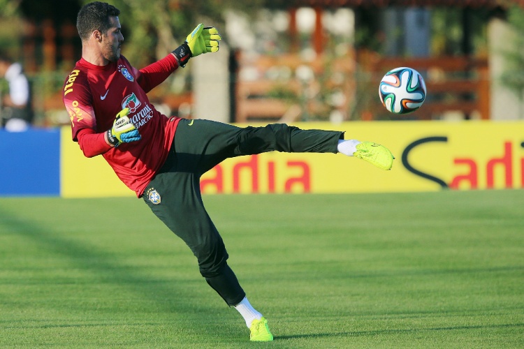 04.jun;2014 - Goleiro Júlio Cesar faz reposição de bola durante treino da seleção brasileira na Granja Comary