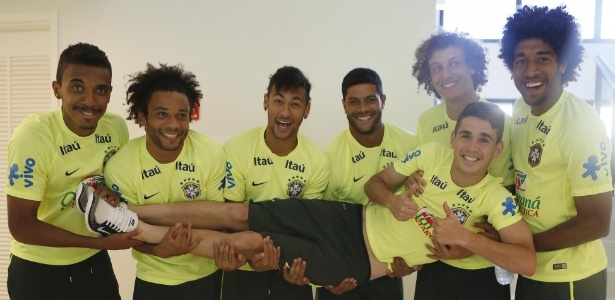 Luiz Gustavo, Marcelo, Neymar, Hulk, David Luiz e Dante "embalam o bebê" Oscar em Teresópolis