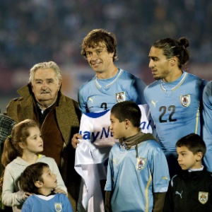 O presidente uruguaio, José Mujica, compareceu ao Estádio Centenário para amistoso entre Uruguai e Eslovênia - Miguel Rojo/AFP