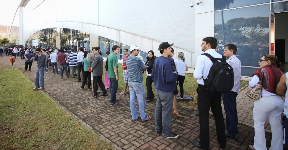 04.jun.2014 - Torcedores enfrentam longas filas em Brasília para tentar comprar os últimos ingressos da Copa do Mundo