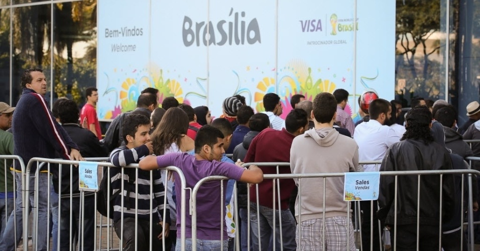 04.jun.2014 - Torcedores enfrentam longas filas em Brasília para tentar comprar os últimos ingressos da Copa do Mundo