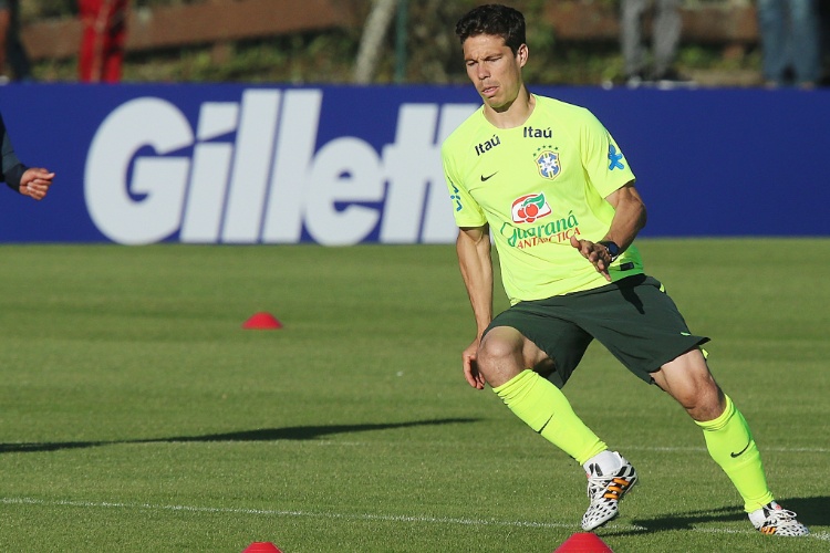04.mai.2014 - Hernanes corre durante treino da seleção brasileira em Teresópolis