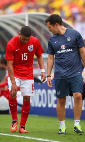 Alex Oxlade-Chamberlain, da Inglaterra, deixa o amistoso contra o Equador com suspeita de ter rompido os ligamentos do joelho direito