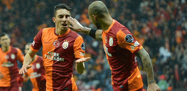 Alex Telles, no Galatasaray, é alvo de clubes europeus. E tem brasileiro de olho - Divulgação/Site oficial do Galatasaray