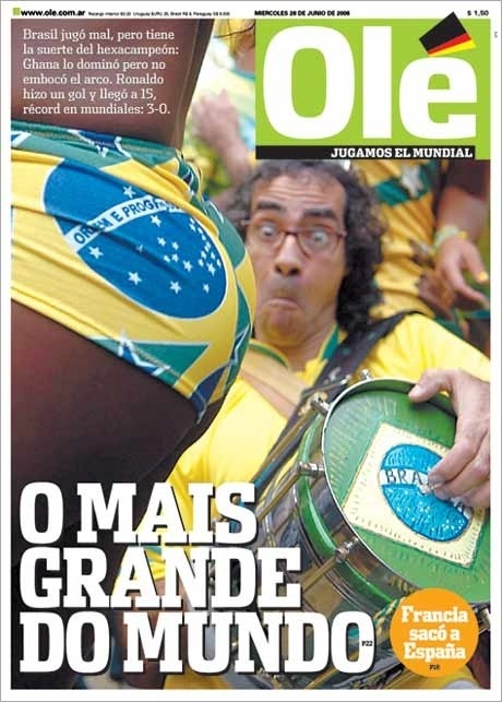 Depois de um jogo do Brasil contra Gana, o diário ironiza o mau desempenho da seleção com a frase "o maior do mundo" e a foto do bumbum de uma mulata com a bandeira brasileira