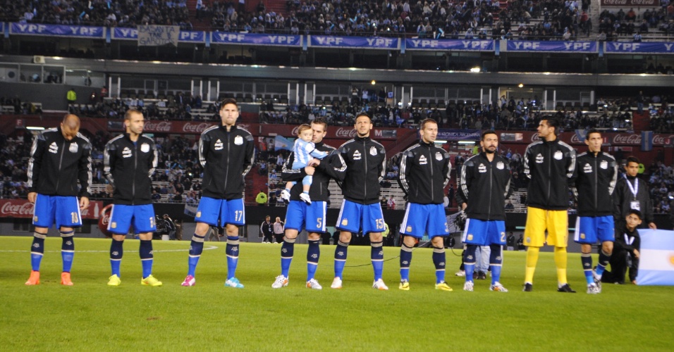 Execução dos hinos nacionais no amistoso que a Argentina jogou contra a seleção de Trinidad e Tobago