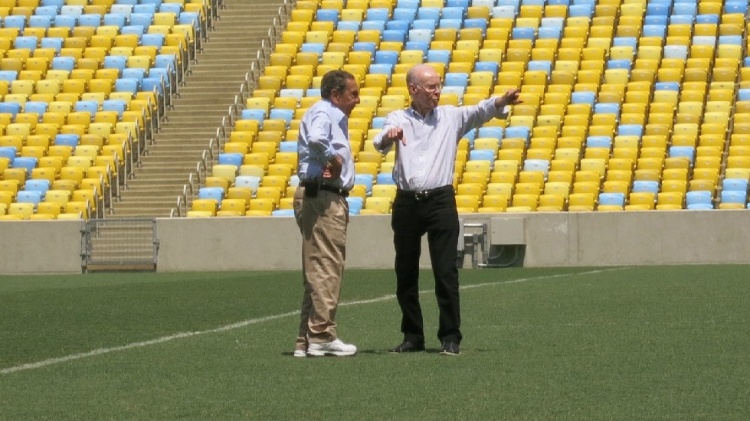Ghiggia e Zagallo conversam no gramado do Maracanã em 2014; estádio sediou final de 50
