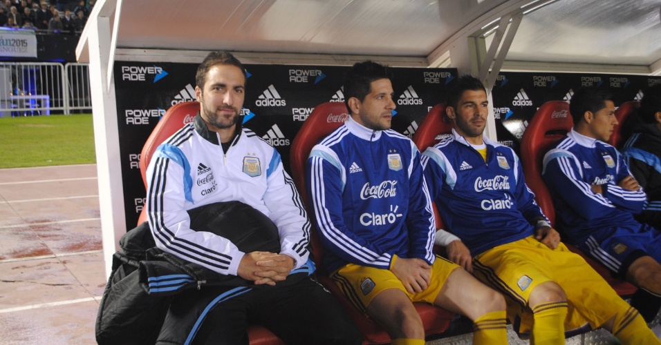 Gonzalo Higuaín não se sentiu bem e ficou no banco no amistoso da Argentina contra Trinidad e Tobago