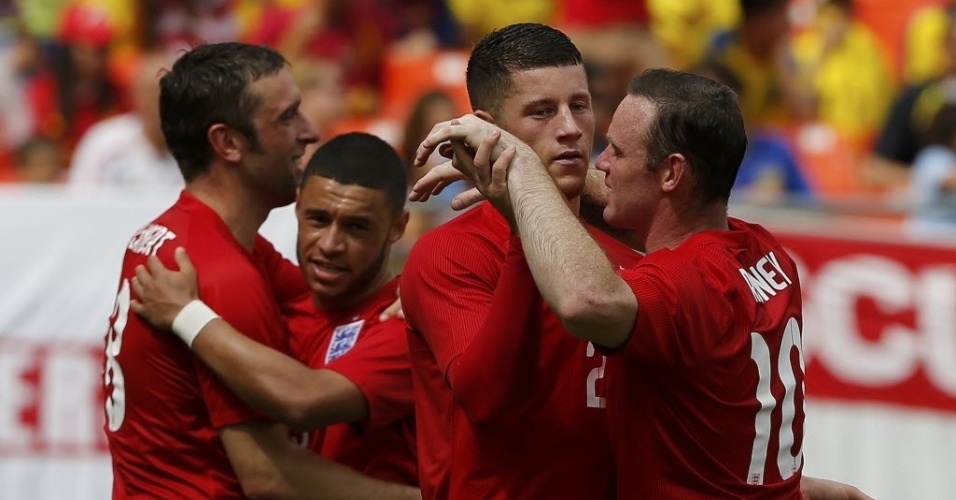 Ingleses comemoram o gol de Lambert, o segundo da Inglaterra no amistoso com o Equador