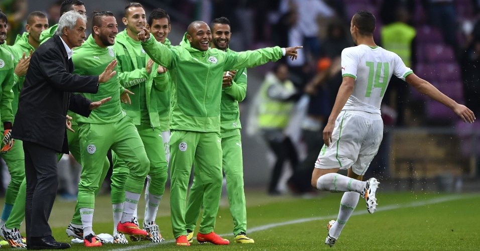 Meia Nabil Bentaleb, da Argélia, comemora com seus companheiros de time o gol marcado contra a Romênia, em Genebra