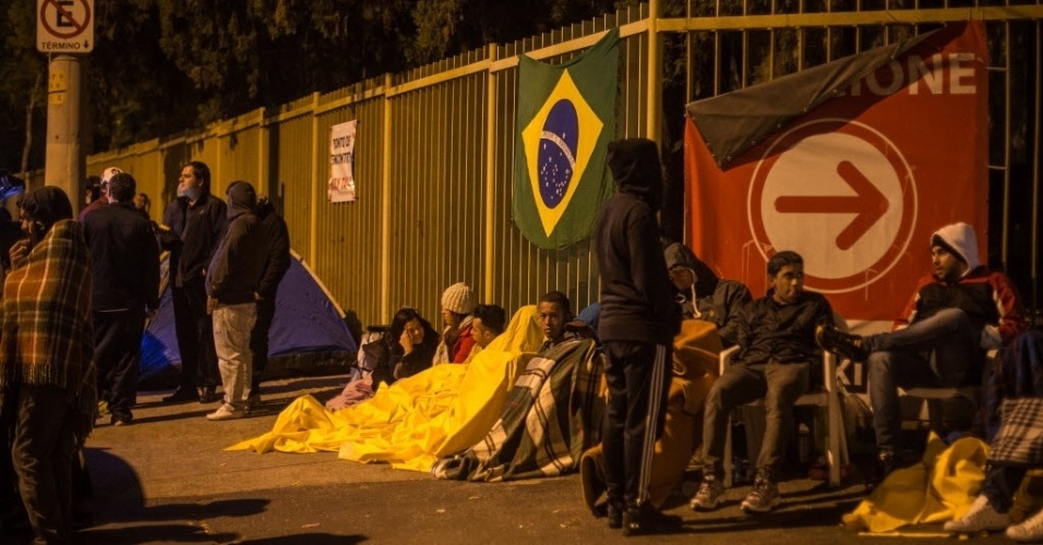 Precavidos, torcedores levaram edredon para encarar o frio da madrugada em São Paulo