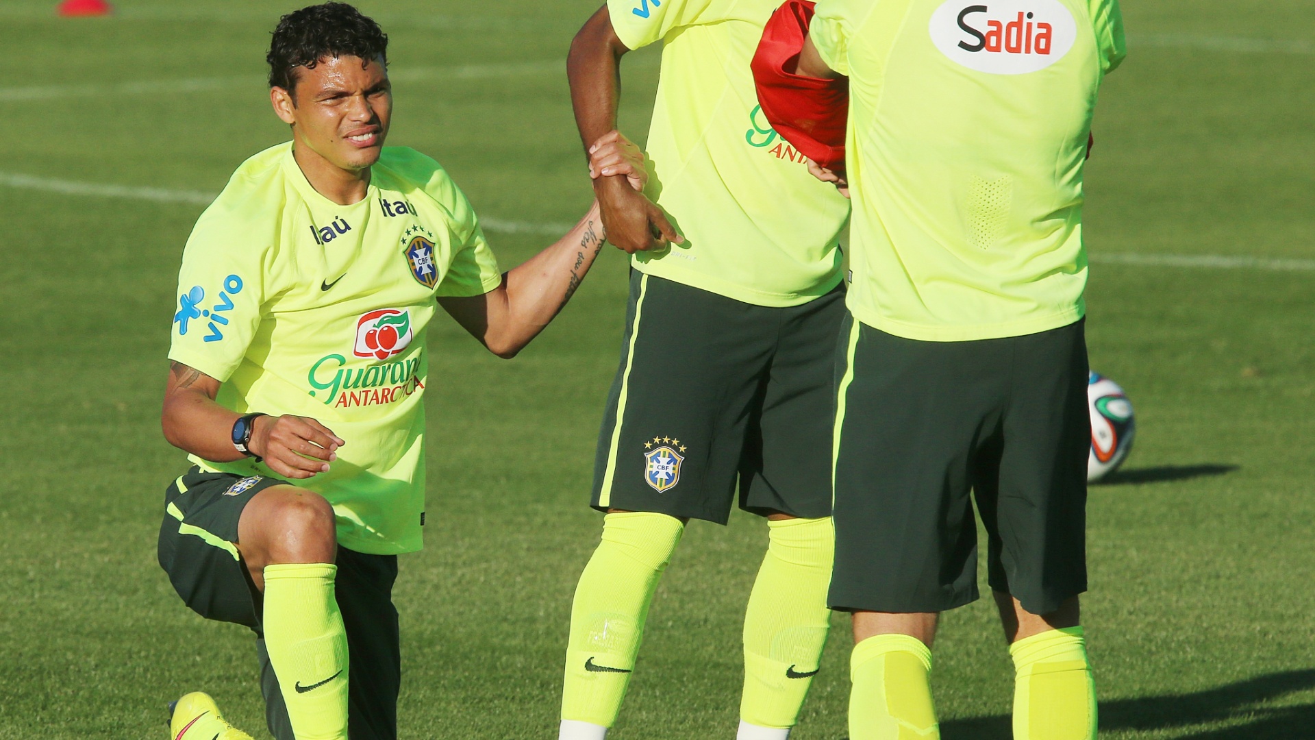 04.jun.2014 - Zagueiro Thiago Silva é levantado por companheiro durante treino do Brasil na Granja Comary 
