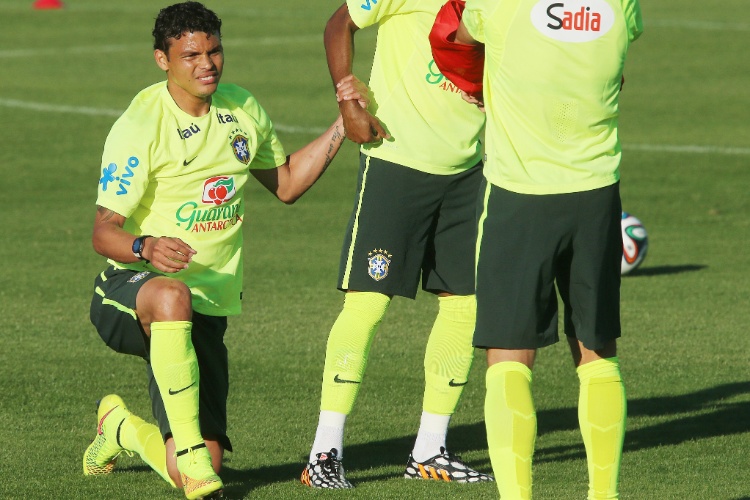 04.jun.2014 - Zagueiro Thiago Silva é levantado por companheiro durante treino do Brasil na Granja Comary