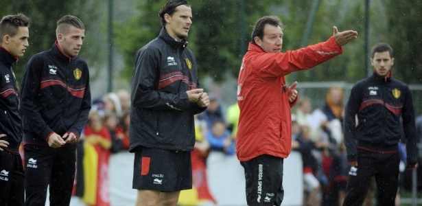 Técnico Marc Wilmots faz gestos durante treino da equipe belga
