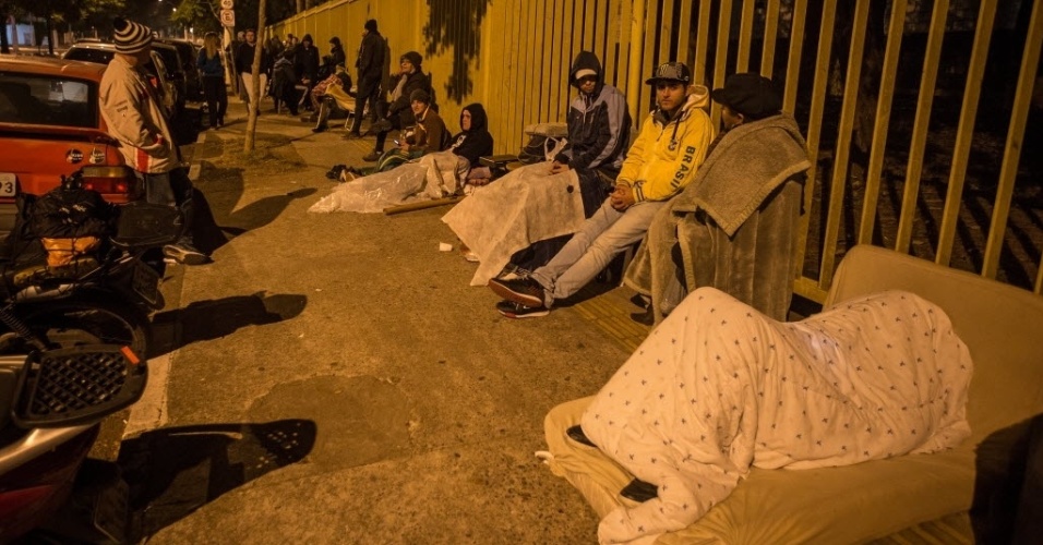 Torcedores dormiram na rua à espera da abertura dos guichês para compra de ingressos da Copa