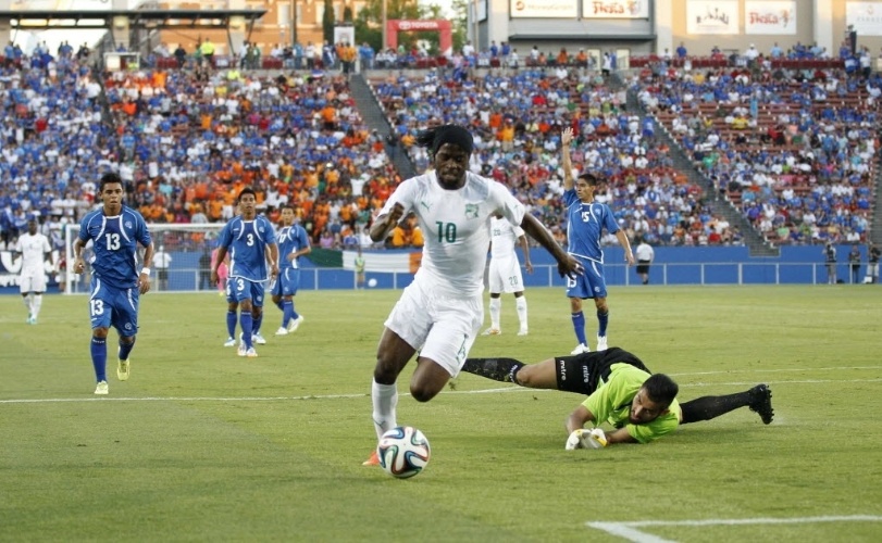 04.jun.2014 - Gervinho passa pelo goleiro Hernández, de El Salvador, para marcar na vitória da Costa do Marfim