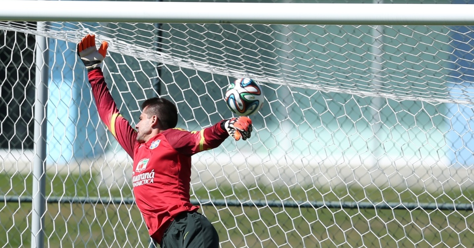 05.jun.2014 - Goleiro Victor leva gol em último treino da seleção brasileira antes do amistoso contra a Sérvia, em São Paulo