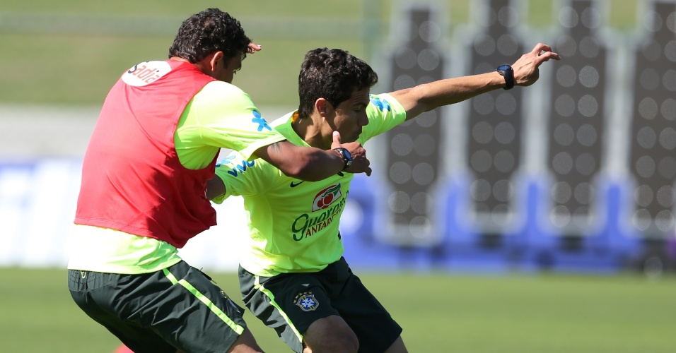 05.jun.2014 - Hernanes tenta o drible durante coletivo no treino da seleção brasileira desta quinta-feira (05/06) na Granja Comary