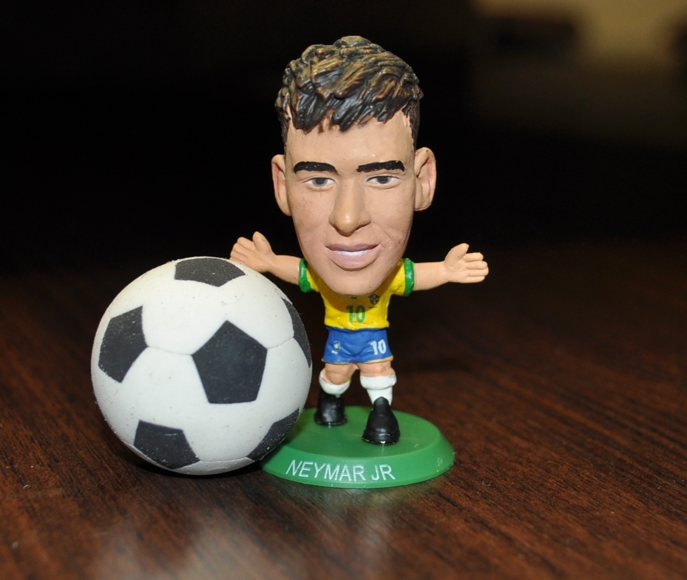 05.jun.2014 - Mini-craque de Neymar com a camisa da seleção brasileira - Marinho Saldanha/UOL Esporte