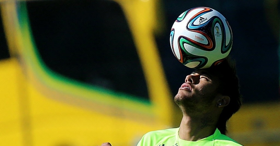 05.jun.2014 - Neymar equilibra bola na cabeça durante treino da seleção brasileira na Granja Comary, em Teresópolis